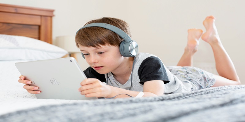 10-must-have-technological-tools-for-your-child's-education-and-development-in-2024